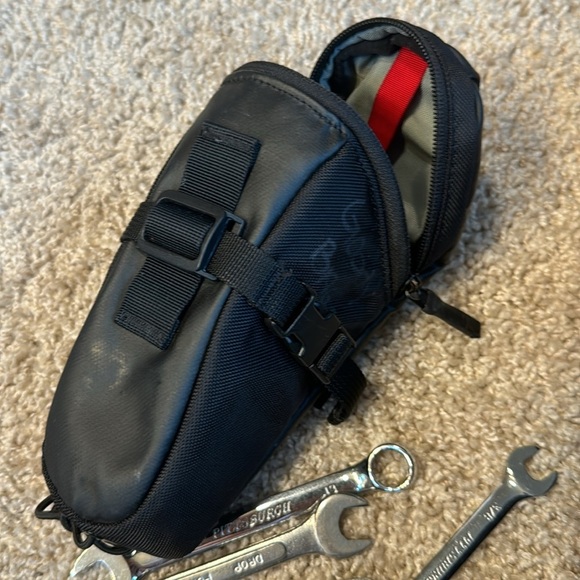 Bike tools in bag - Picture 2 of 5